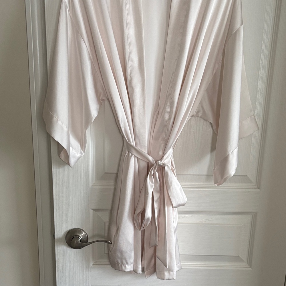Victoria's Secret Satin Kimono Robe - Light Blush - Picture 4 of 4